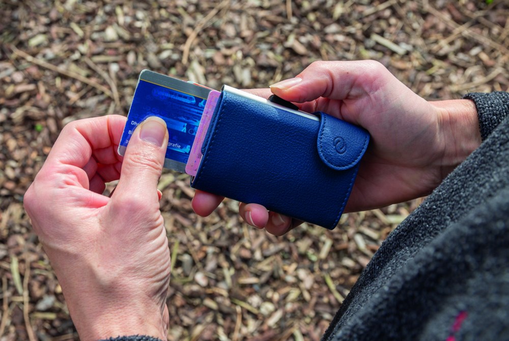C-Secure RFID Kartenhalter und Geldbörse C-Secure RFID Kartenhalter und Geldbörse